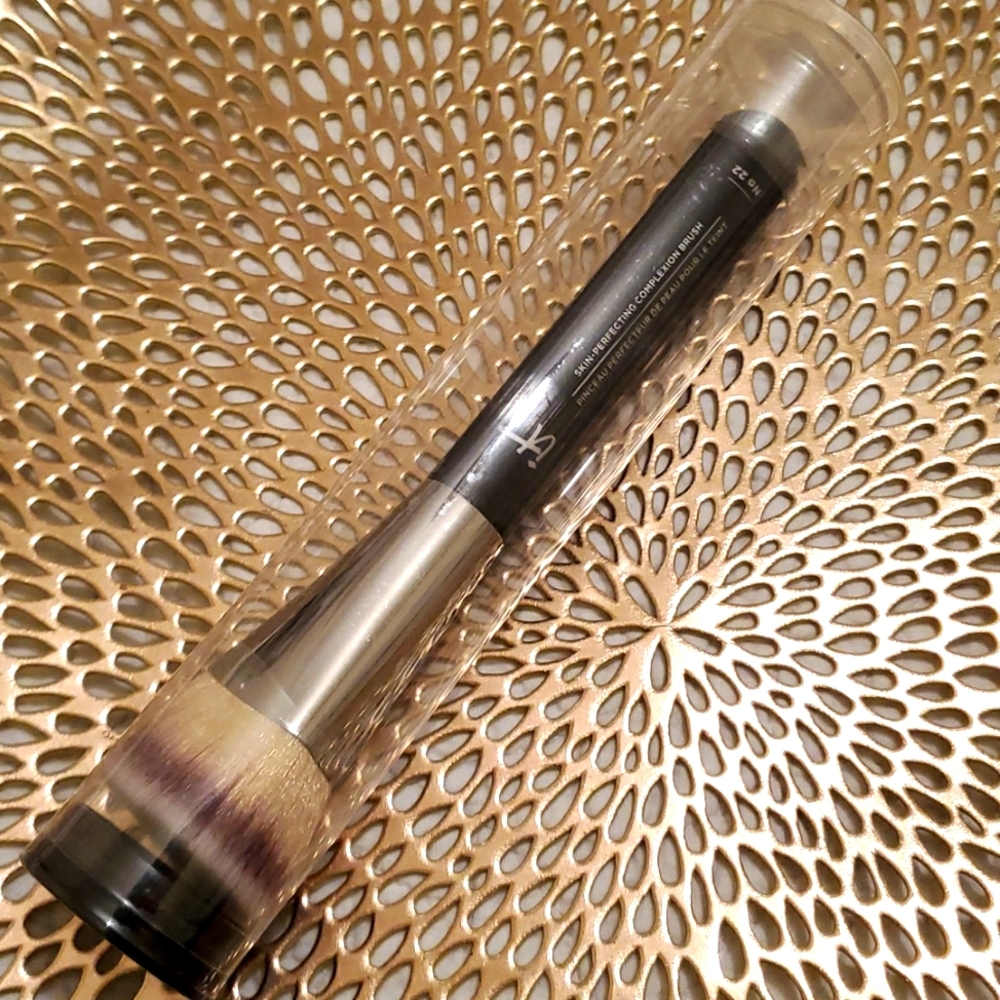It Cosmetics  No. 22 brush